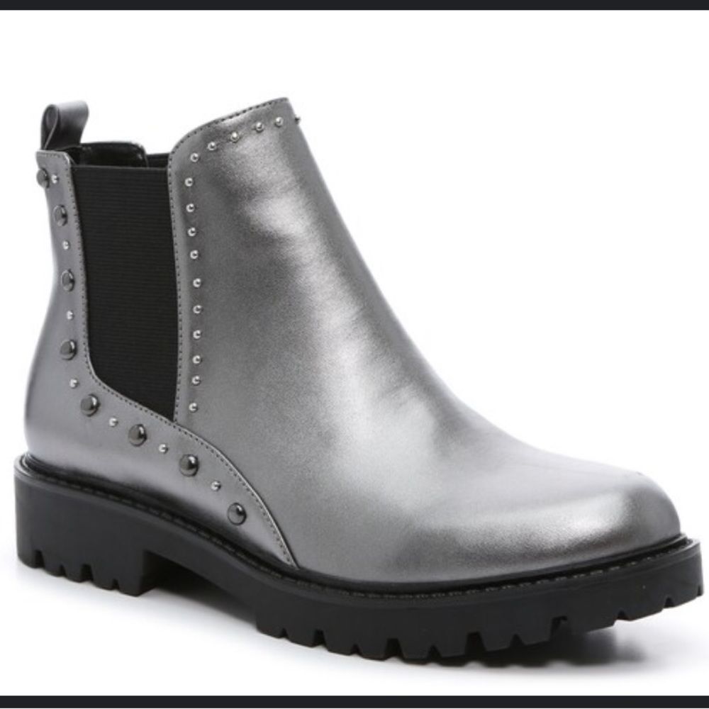 Charles By Charles David Radar Chelsea
Boot Pewter Metallic Size 8.5